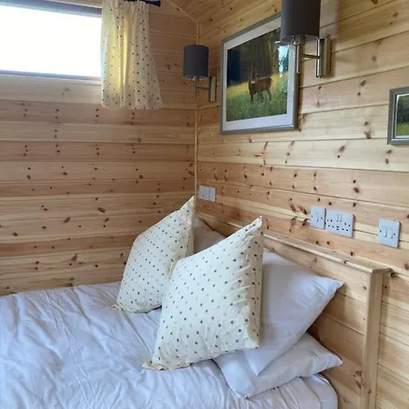 Shepherd'S Huts In Barley Meadow At Spring Hill Farm Oxford Exterior photo