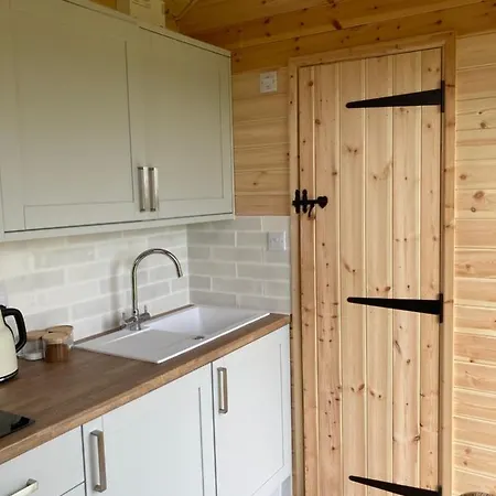 Shepherd'S Huts In Barley Meadow At Spring Hill Farm Oxford Exterior photo