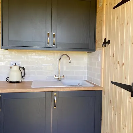 Shepherd'S Huts In Barley Meadow At Spring Hill Farm Oxford Exterior photo