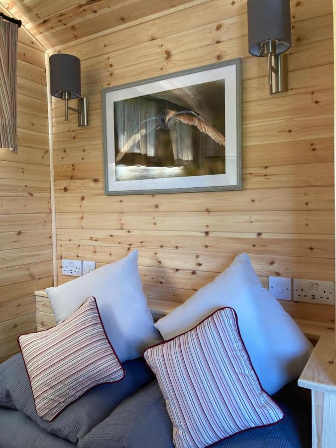 Campo de lujo Shepherd's Huts In Barley Meadow At Spring Hill Farm *