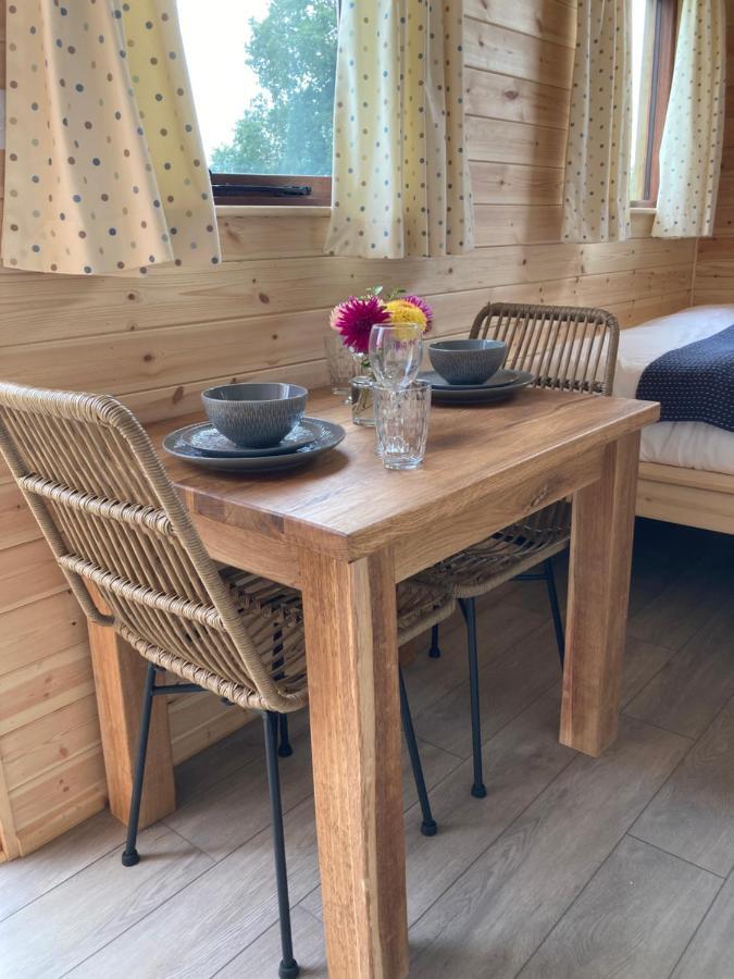 Campo de lujo Shepherd's Huts In Barley Meadow At Spring Hill Farm *