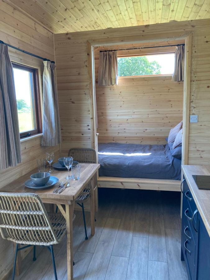 Campo de lujo Shepherd's Huts In Barley Meadow At Spring Hill Farm *
